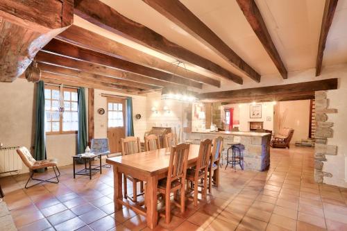 Authenticity & Relaxation Longère with Wooded Park — hotel in Sainte-Marie-Aux-Chenes