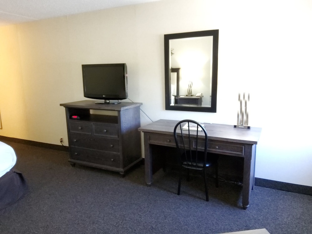 Klopfenstein Inn and Suites - photo 19