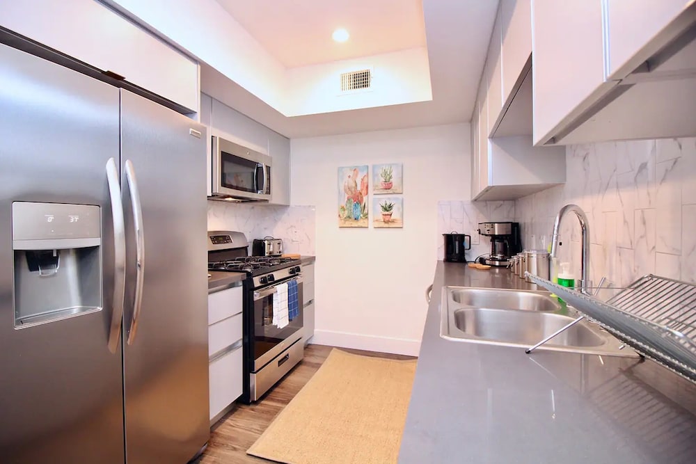 Los Angeles Premium City Suites Free Secured Parking - photo 2