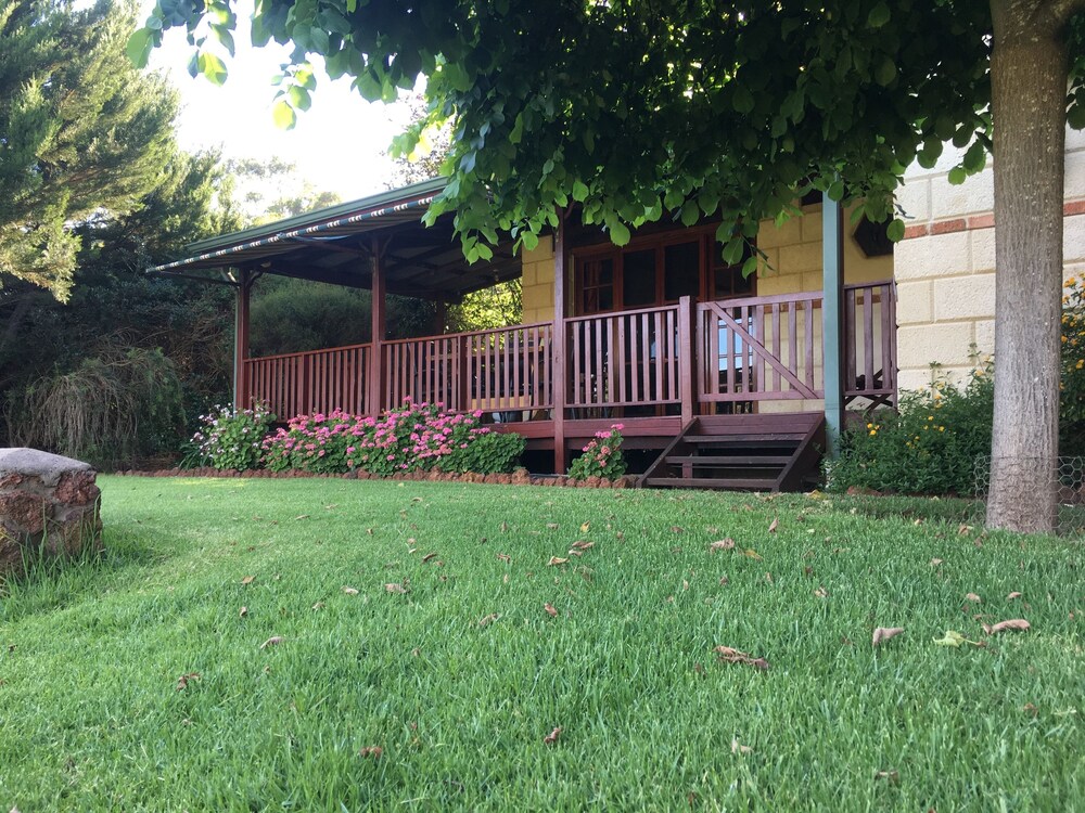 Clover Cottage Country Retreat — 4-Star Luxury Hotel in Manjimup, Australia