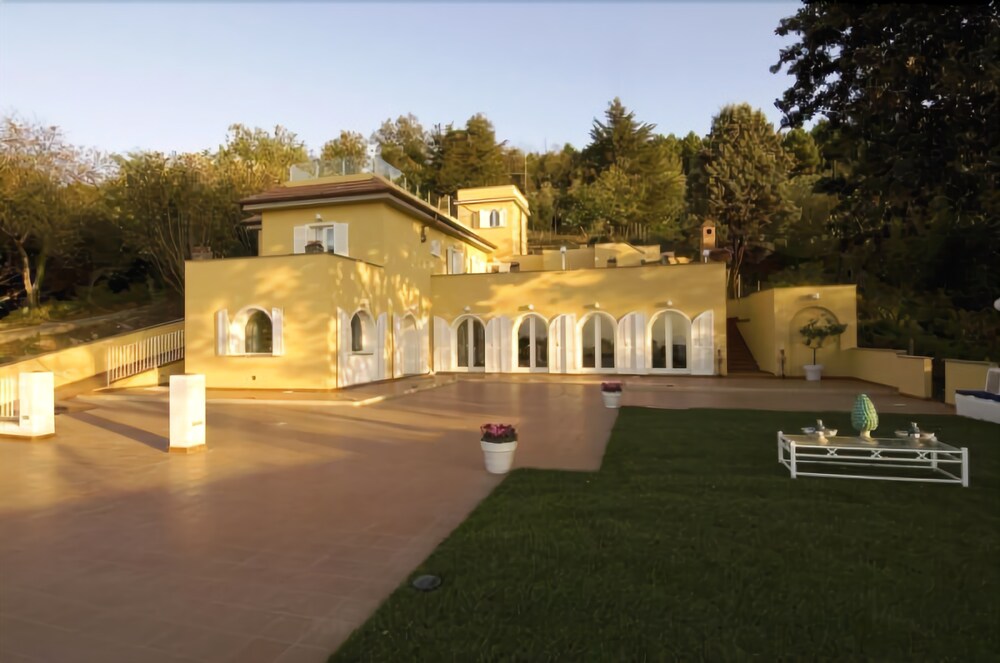 Villa Le Tore — 4-Star Luxury Hotel in Sorrento, Italy