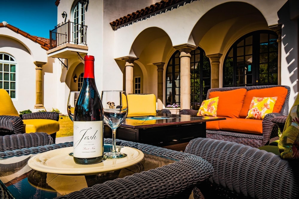 Catalina by AvantStay Private Grand Estate Backyard & Pool - photo 8