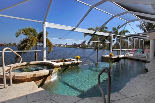 Villa Laguna Stunning Views Elec & solar heated pool spa on Gulf access canal SWFL Rentals — 4-Star Luxury Hotel in Cape Coral, United States