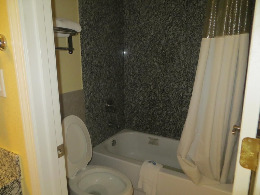 Hallmarc Inn - photo 17