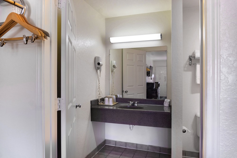 OYO Inn & Suites Medical Center San Antonio - photo 17
