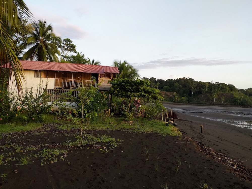 Posada Playa Bonita En Jovi — Nuqui