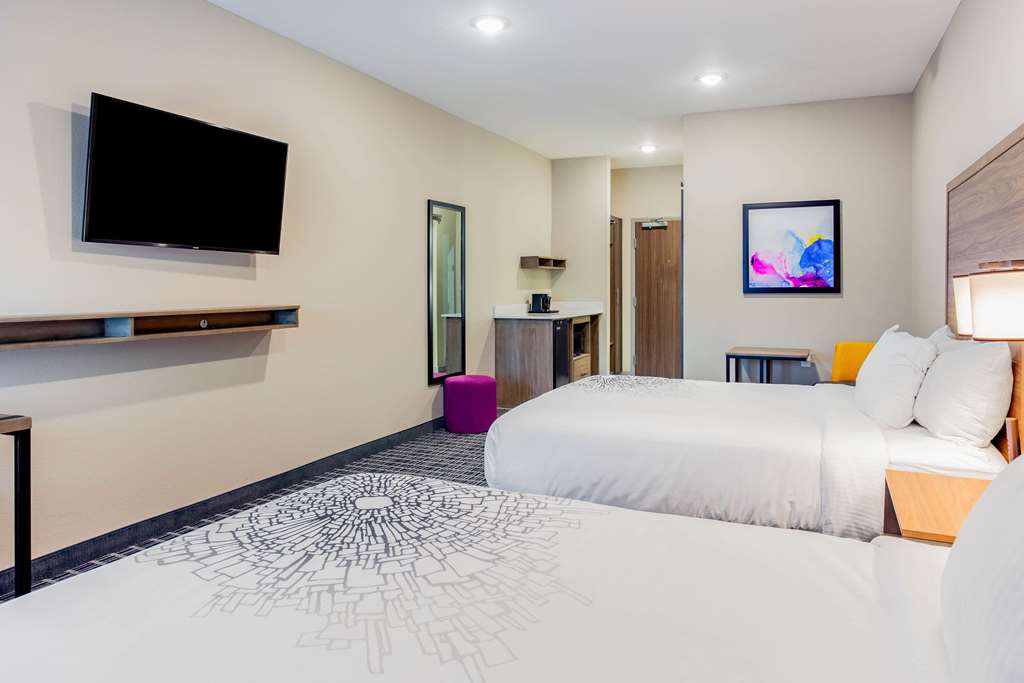 La Quinta Inn & Suites by Wyndham San Antonio Alamo City - photo 14