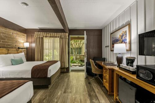 El Pueblo Inn - photo 20