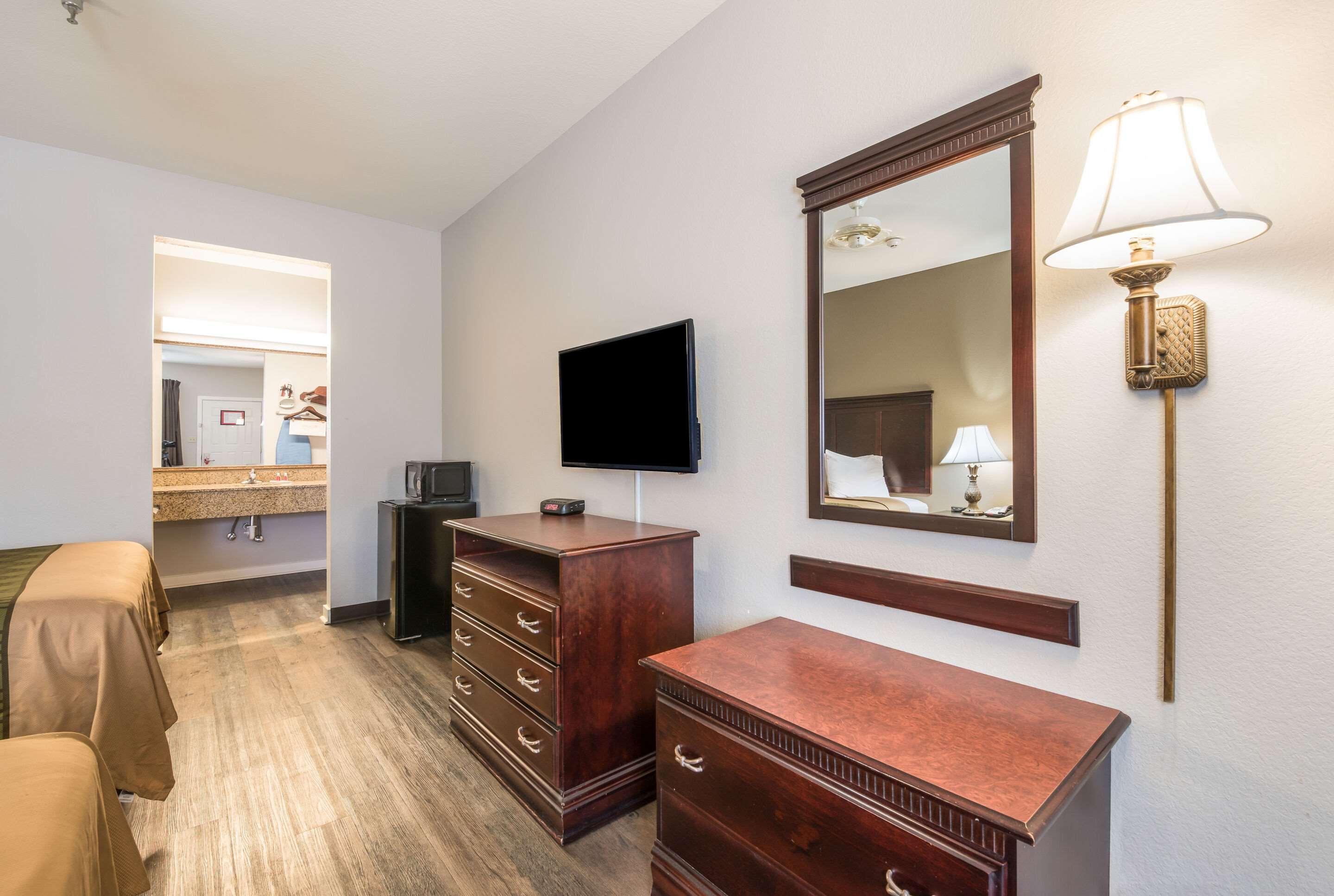 Bryant Inn & Suites - photo 26