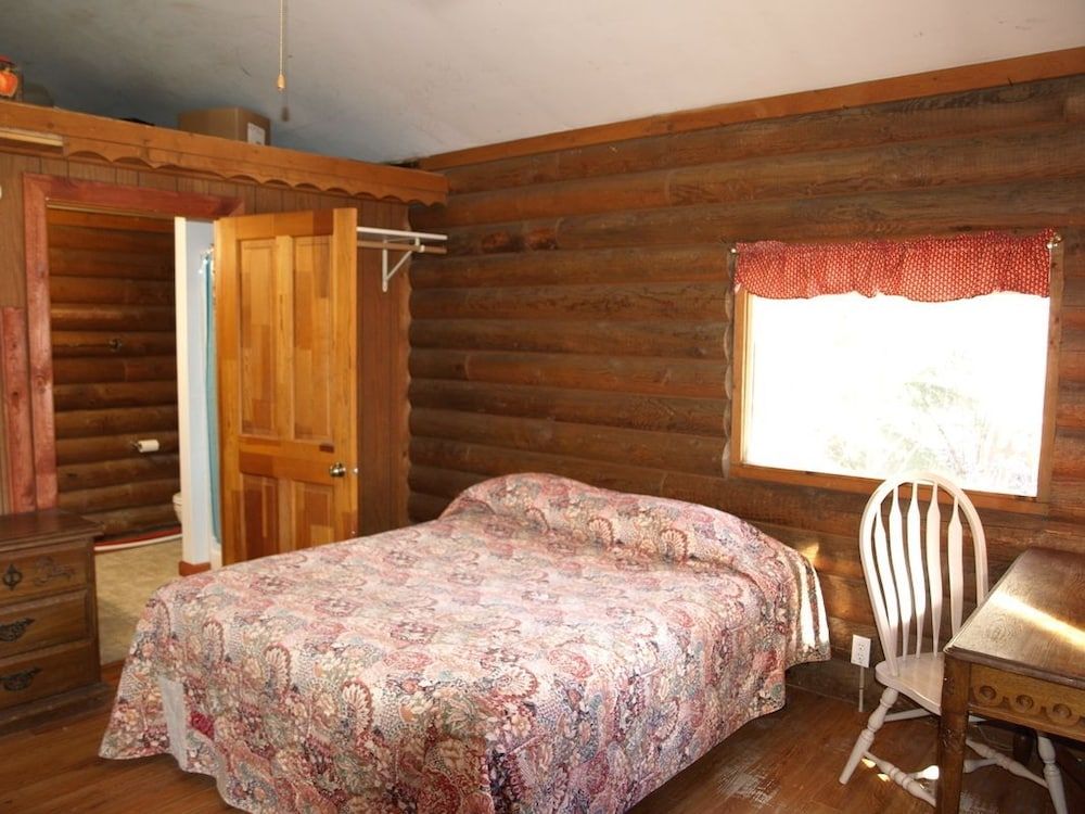 Brown Bear Saloon & Motel - photo 9