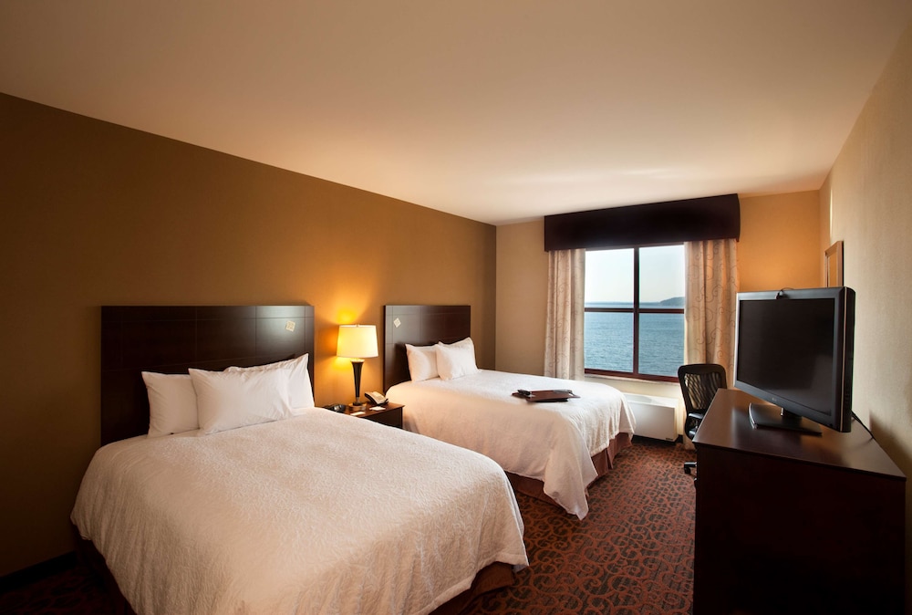 Hampton Inn Marquette Waterfront - photo 11