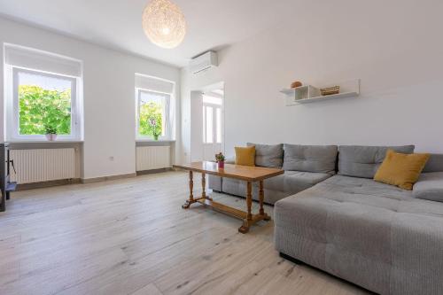 Hundefreundliches Ferienhaus nur 270 Meter zum Strand mit Meerblick Tischtennis Grillbereich in Crikvenica, Croatia