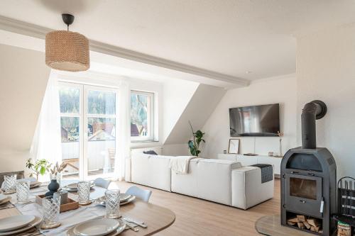 Premium Apartment Ausblick Kamin Balkon Smart TV Kaffeevollautomat — 4-Star Luxury Hotel in Wernigerode, Germany