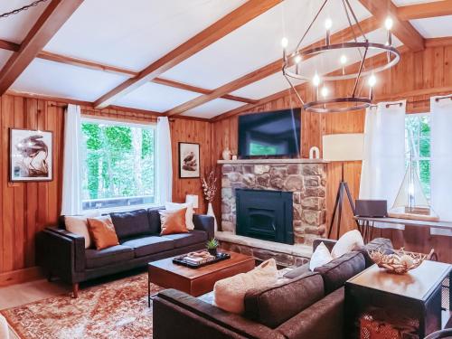 Stylish and Cozy Cabin Walking Distance to Big Bass Lake — 4-Star Luxury Hotel in Gouldsboro, United States