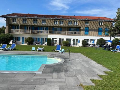 Gabi mit Pool und Sauna — 4-Star Luxury Hotel in Ubersee, Germany