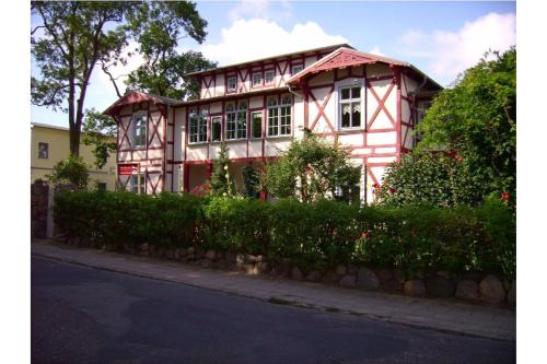Villa Gundula nur 600m bis zum Ostseestrand — 4-Star Luxury Hotel in Ostseebad Zinnowitz, Germany