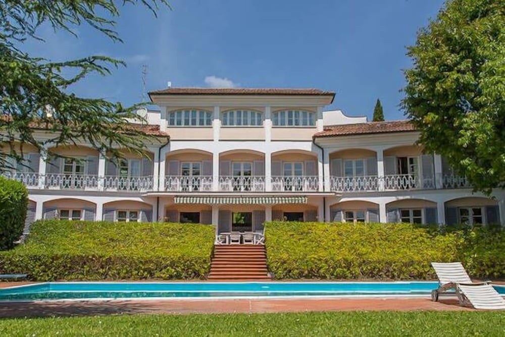 Villa Bianca — 4-Star Luxury Hotel in Lucca, Italy