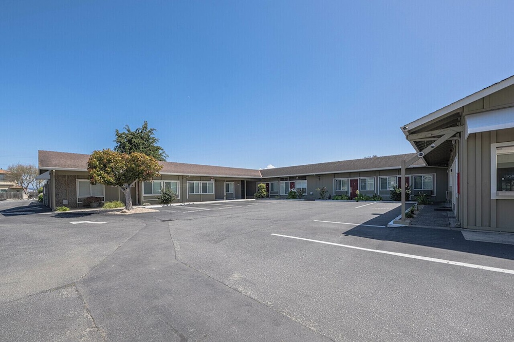 Coastal Valley Inn - photo 28