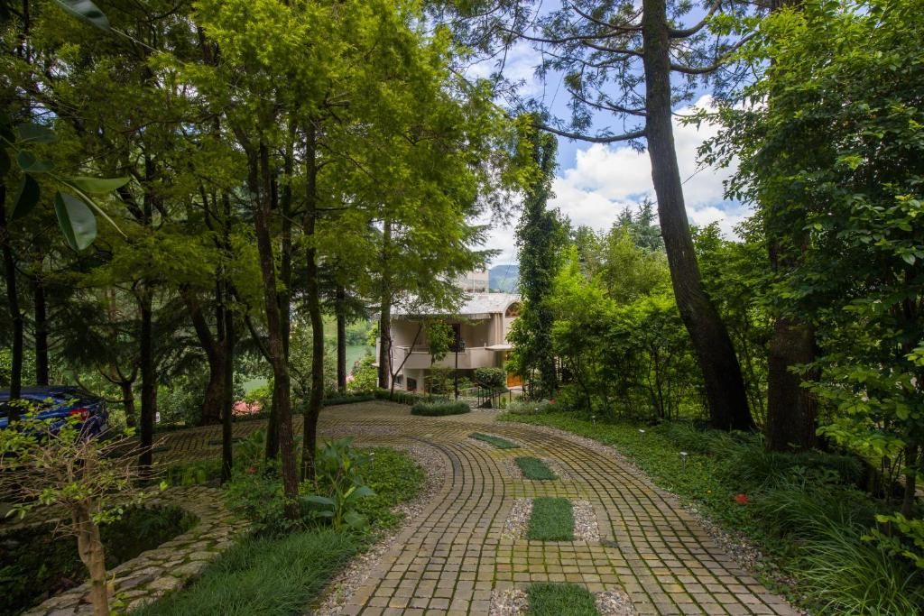 Alaya Stays 4 BHK With Garden & Lake View Irayna — 4-Star Luxury Hotel in Bhim Tal, India