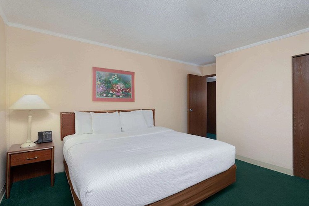 Norwood Inn & Suites by BlissPoint Post Rd Indianapolis - photo 24