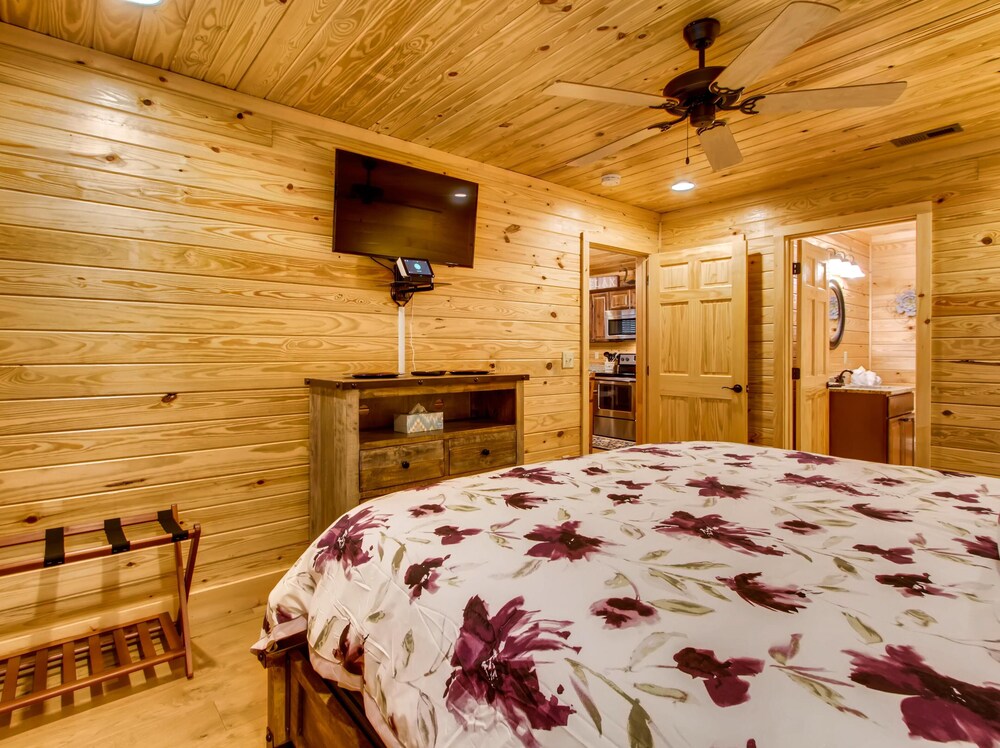 River Getaway #2326 — 4-Star Luxury Hotel in Pigeon Forge, United States