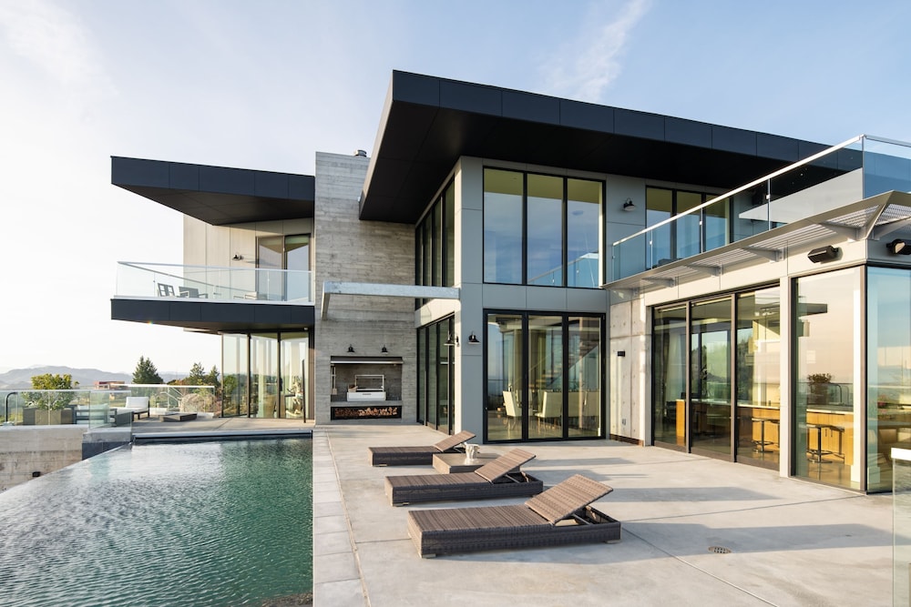 Belleza by Avantstay Hilltop Mansion w Pool Panoramic Views Ultra Modern Interior in Unknown City, United States