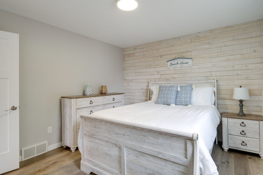 Hot Tub and Games Lakefront Traverse City Retreat — 4-Star Luxury Hotel in Traverse City, United States