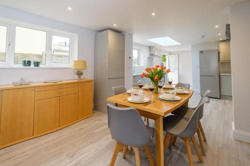 Primrose Cottage Leiston near Sizewell Thorpeness and Aldeburgh Managed by Aldeburgh Coastal Cottages — 4-Star Luxury Hotel in Leiston, United Kingdom