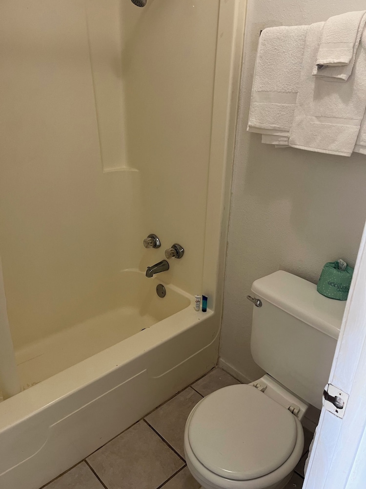 Glen Rose Inn and Suites - photo 20