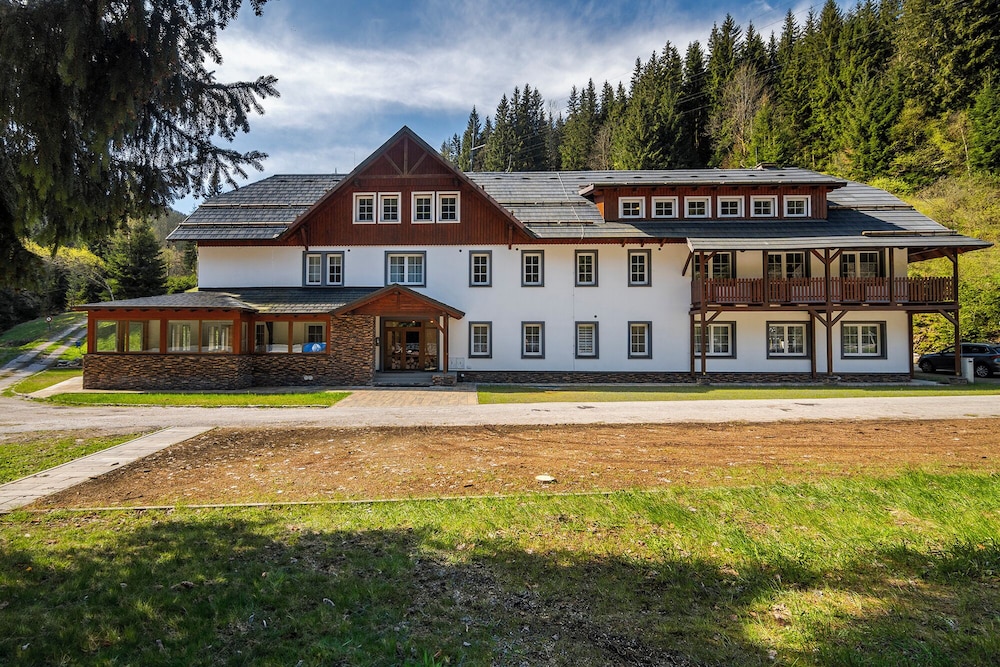 Špindl Lodge Apartments Self check in & Sauna — 4-Star Luxury Hotel in Spindleruv Mlyn, Czech Republic