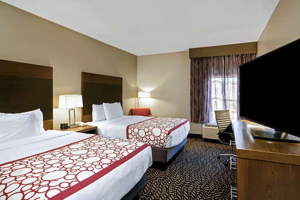 La Quinta Inn & Suites by Wyndham Tuscaloosa University - photo 22