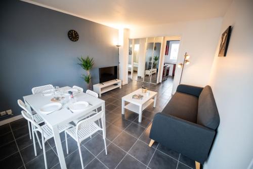 Robespierre Tout Equipe Calme Tv Et Wifi — Saint Etienne