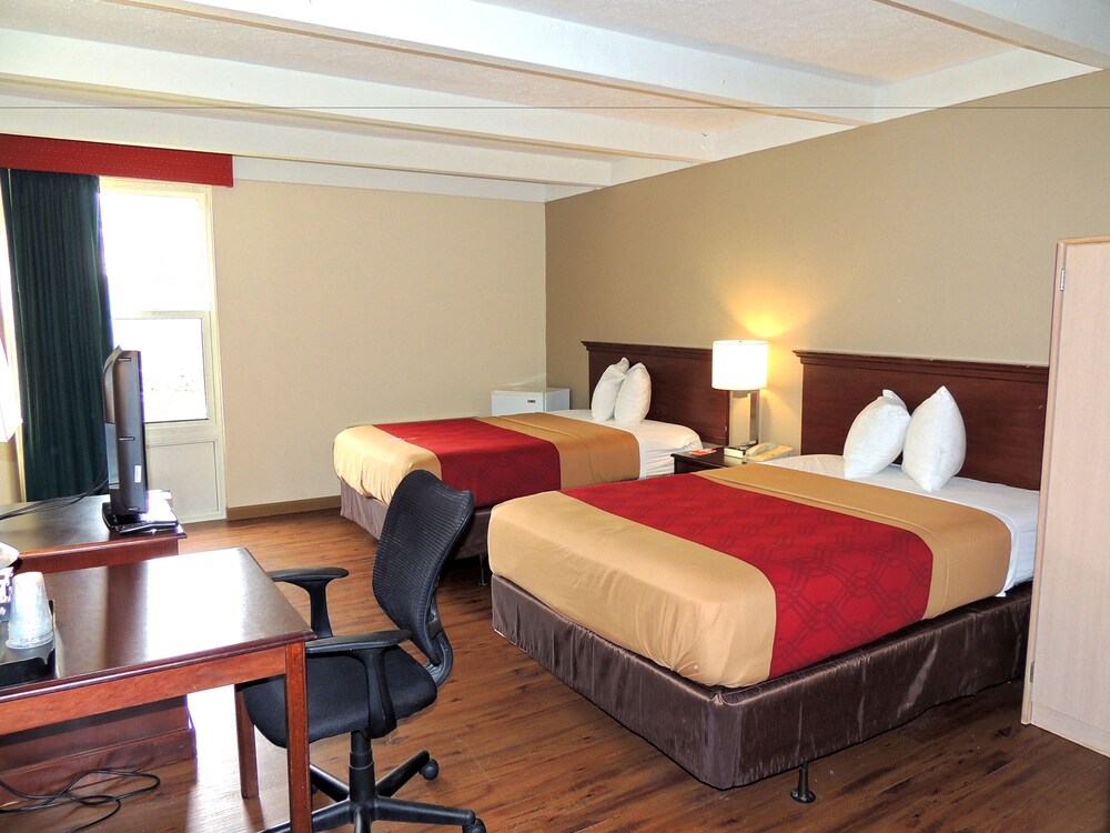 Econo Lodge Wickliffe Cleveland East - photo 9