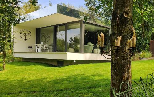 Logement insolite miroir dans la nature avec hottub et sauna — hotel in Ohey