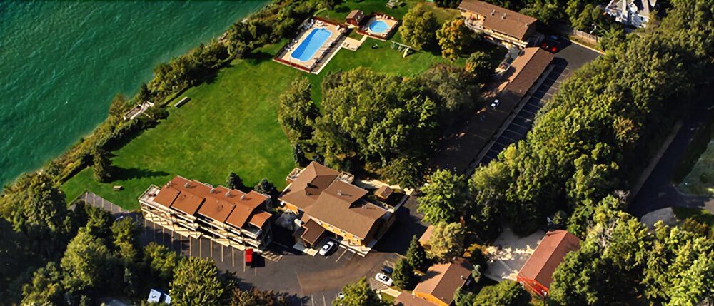 Lake Bluff Inn and Suites - featured photo