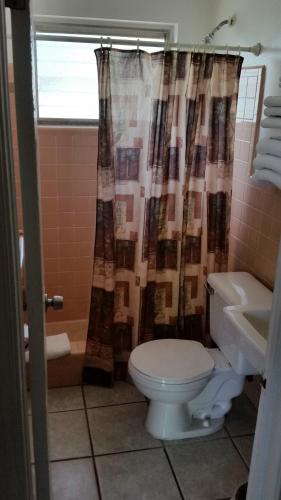 Royal Hawaiian Motel Botel - photo 2