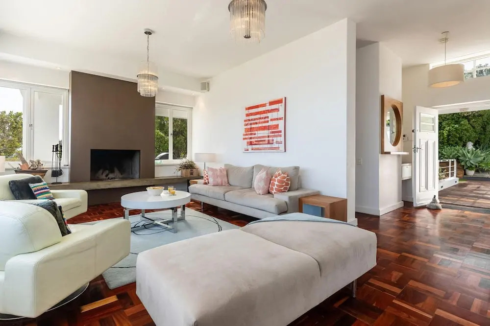 Delightful large villa in Camps Bay with pool Picasso