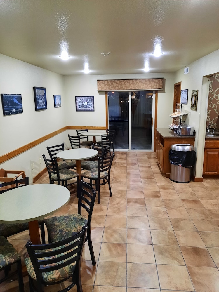 RiverTree Inn & Suites - photo 21