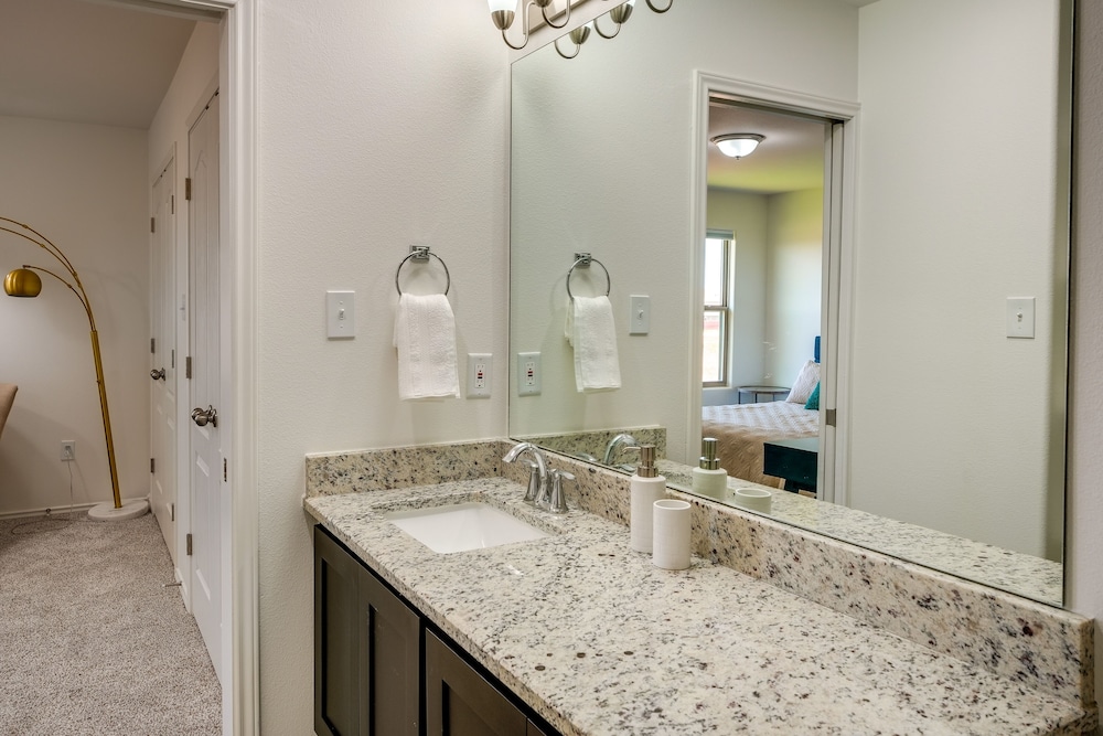 Luxurious Laredo Getaway Unwind in Style - photo 19