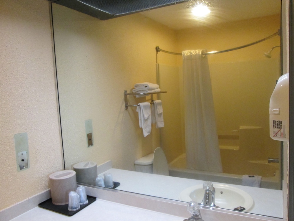Delux Inn & Suites - photo 15
