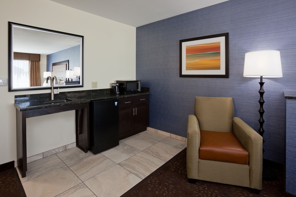 Holiday Inn Express Hotel & Suites Fort Dodge by IHG - photo 12