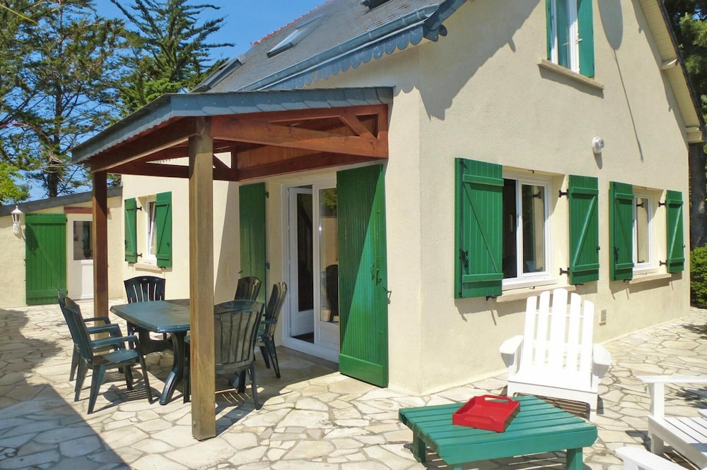 House in Hillion Near GR 34 Coastal Path — 4-Star Luxury Hotel in Hillion, France