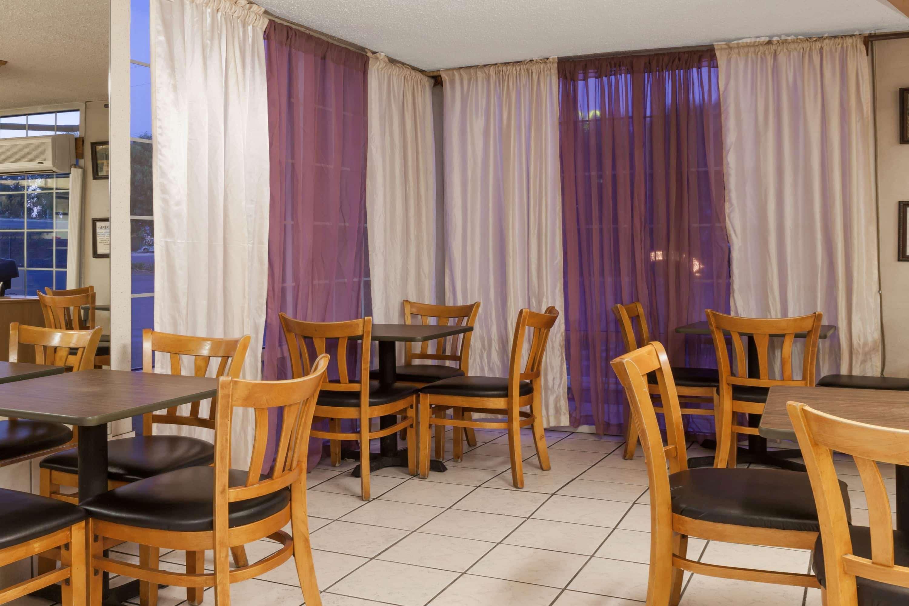 Howard Johnson By Wyndham Bakersfield - photo 11