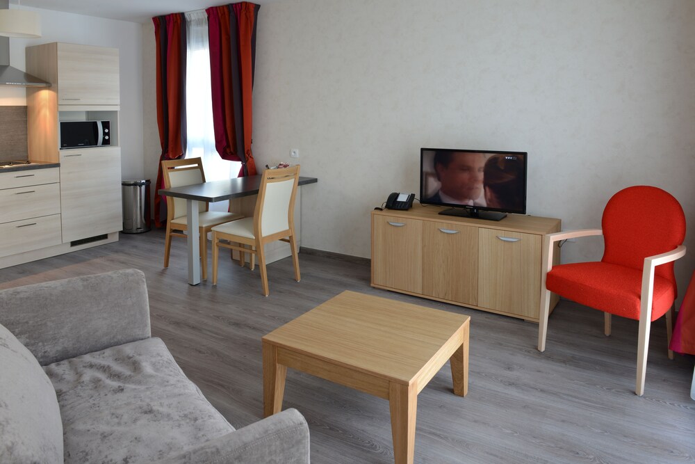 Domitys Le Parc De Saint Cloud — 4-Star Luxury Hotel in Cambrai, France