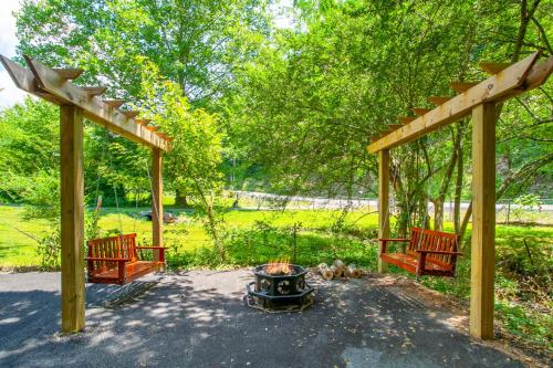 Helms Hollow Theater Hot Tub Fire Pit — 4-Star Luxury Hotel in Sevierville, United States