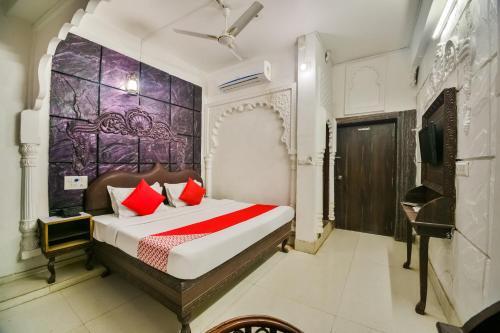 Royal Palace - last minute hotel in Chittaurgarh