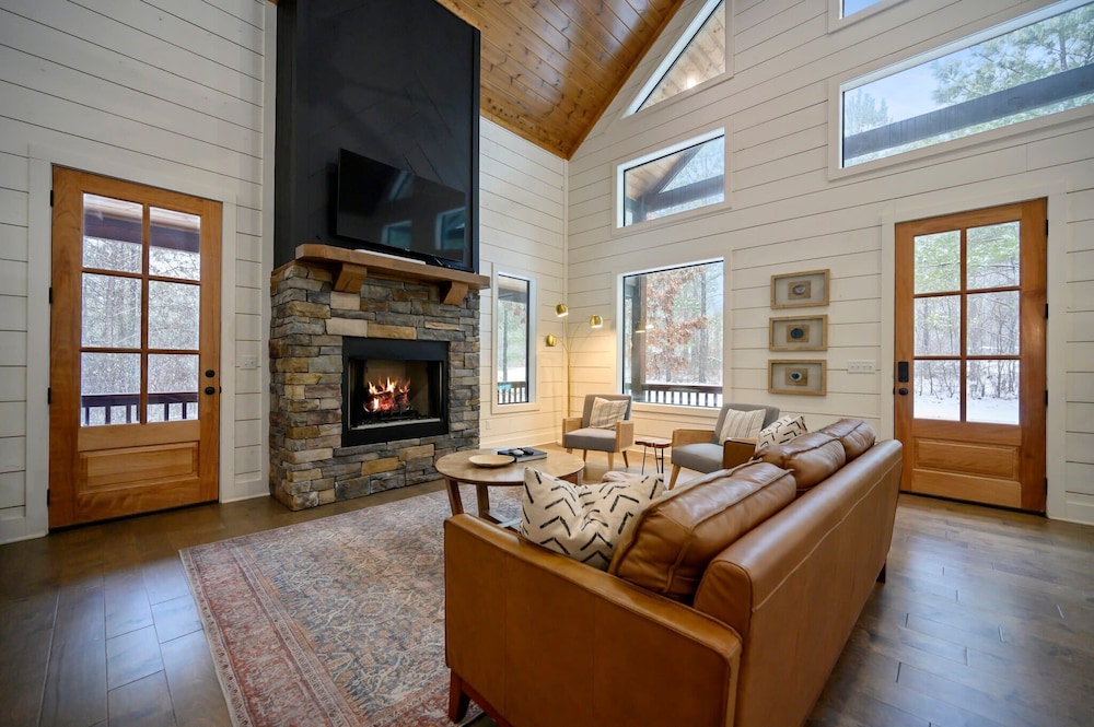 Quiet private Cabin Couples family Ideal Location — 5-Star Luxury Hotel in Broken Bow, United States