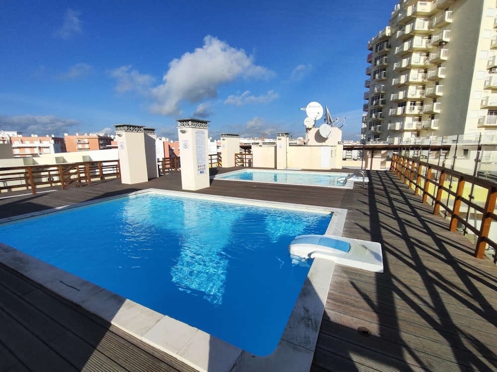 Armação de Pêra Ocean Terrace With Pool by Homing — 4-Star Luxury Hotel in Armacao De Pera, Portugal