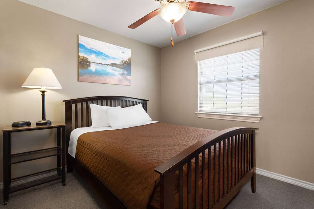 Eagle's Den Suites Cotulla a Travelodge by Wyndham - photo 8