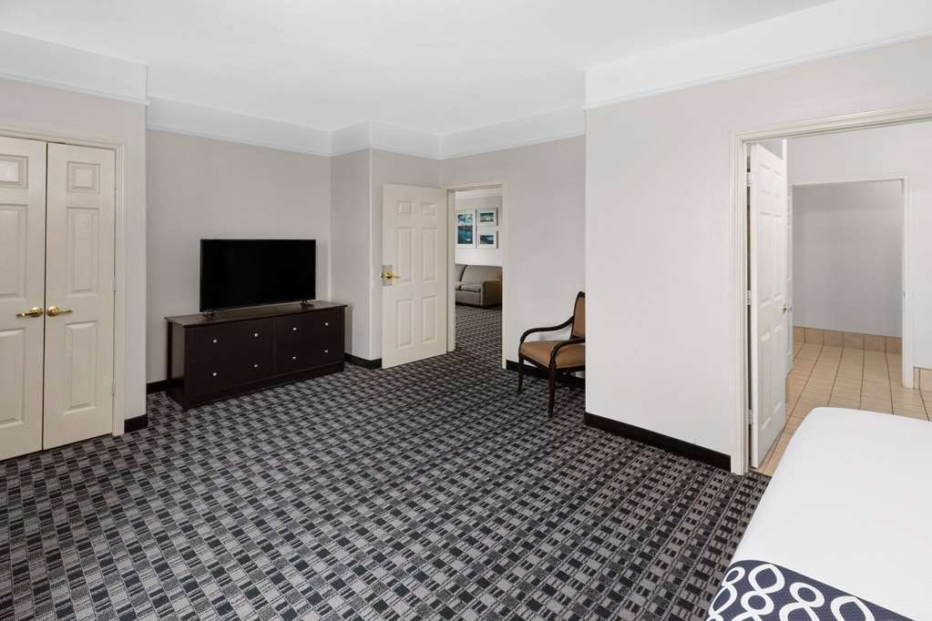La Quinta Inn & Suites by Wyndham Deer Park - photo 27